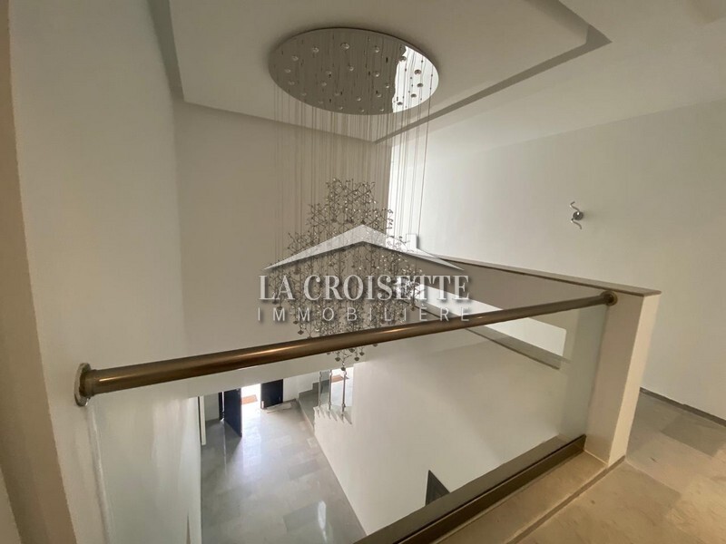 Villa S+3 avec piscine et studio indépendant à La Soukra